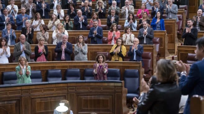 La vicepresidenta segunda del Gobierno y ministra de Trabajo, Yolanda Díaz (i), y la ministra de Hacienda y Función Pública, María Jesús Montero (d), aplauden en la lectura de una manifiesto en contra de la muerte de la joven iraní por parte de la policía, en una sesión plenaria, en el Congreso de los Diputados, a 29 de septiembre de 2022, en Madrid (España).