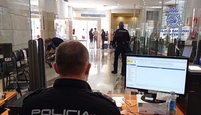Policías-piden-dejar-expedir-DNI-dedicarse-labores-operativas Un policía nacional, en labores de expedición del DNI en una de las oficinas habilitadas para ello.