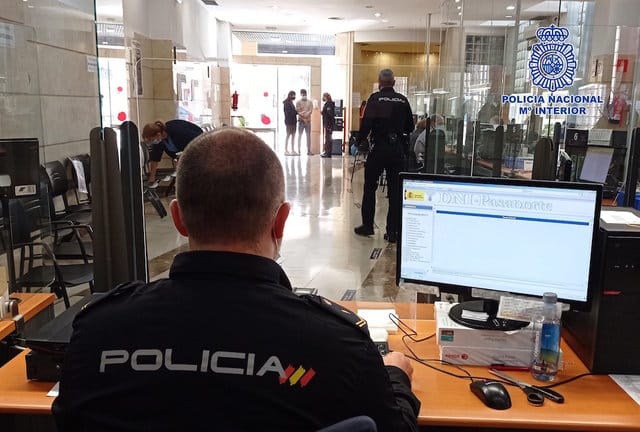 Un policía nacional, en labores de expedición del DNI en una de las oficinas habilitadas para ello.