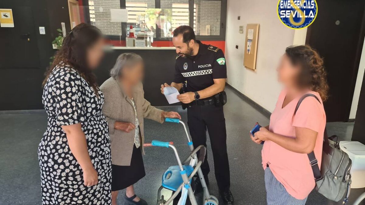 La mujer de 87 años recupera el dinero y se reúne en comisaría con la vecina de Rochelambert que encontró el sobre, a 28 de septiembre de 2022.