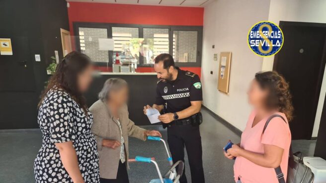 La mujer en paro que encontró 500 euros y los devolvió: "Es más de lo que tengo pero no es mío" La mujer de 87 años recupera el dinero y se reúne en comisaría con la vecina de Rochelambert que encontró el sobre, a 28 de septiembre de 2022.
