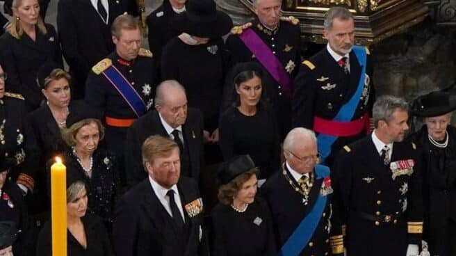 Los Reyes Felipe y Letizia, al lado de Don Juan Carlos y Doña Sofía en el funeral de Isabel II Funeral por la reina Isabel II