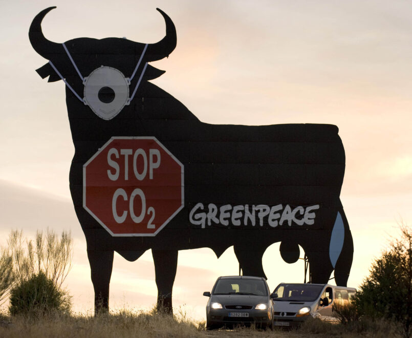 Protesta de Greenpeace pidiendo la reducción de emisiones.