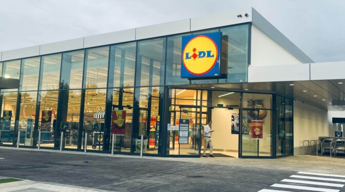 Lidl y Aldi mantienen la presión por estar en el podio de ventas y sumarán 1.100 tiendas a final de año 