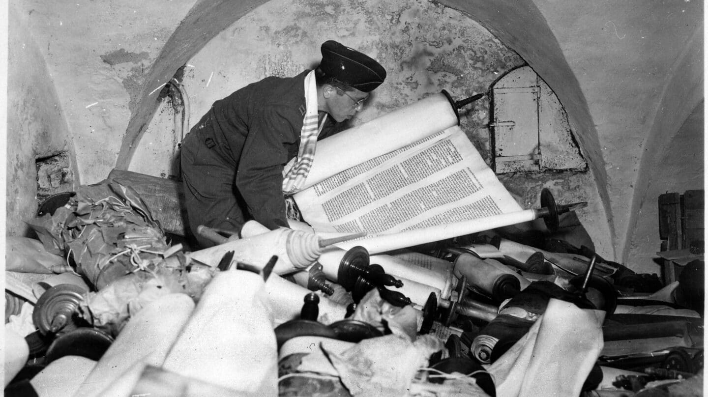 Un militar examina textos judíos expoliados por los nazis.