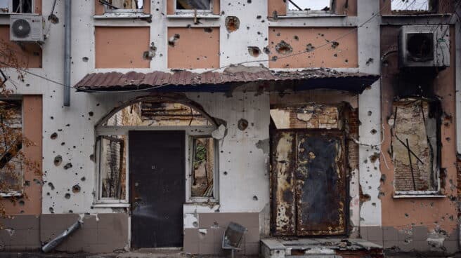 Una fachada dañada en Izium, recién liberada por los ucranianos