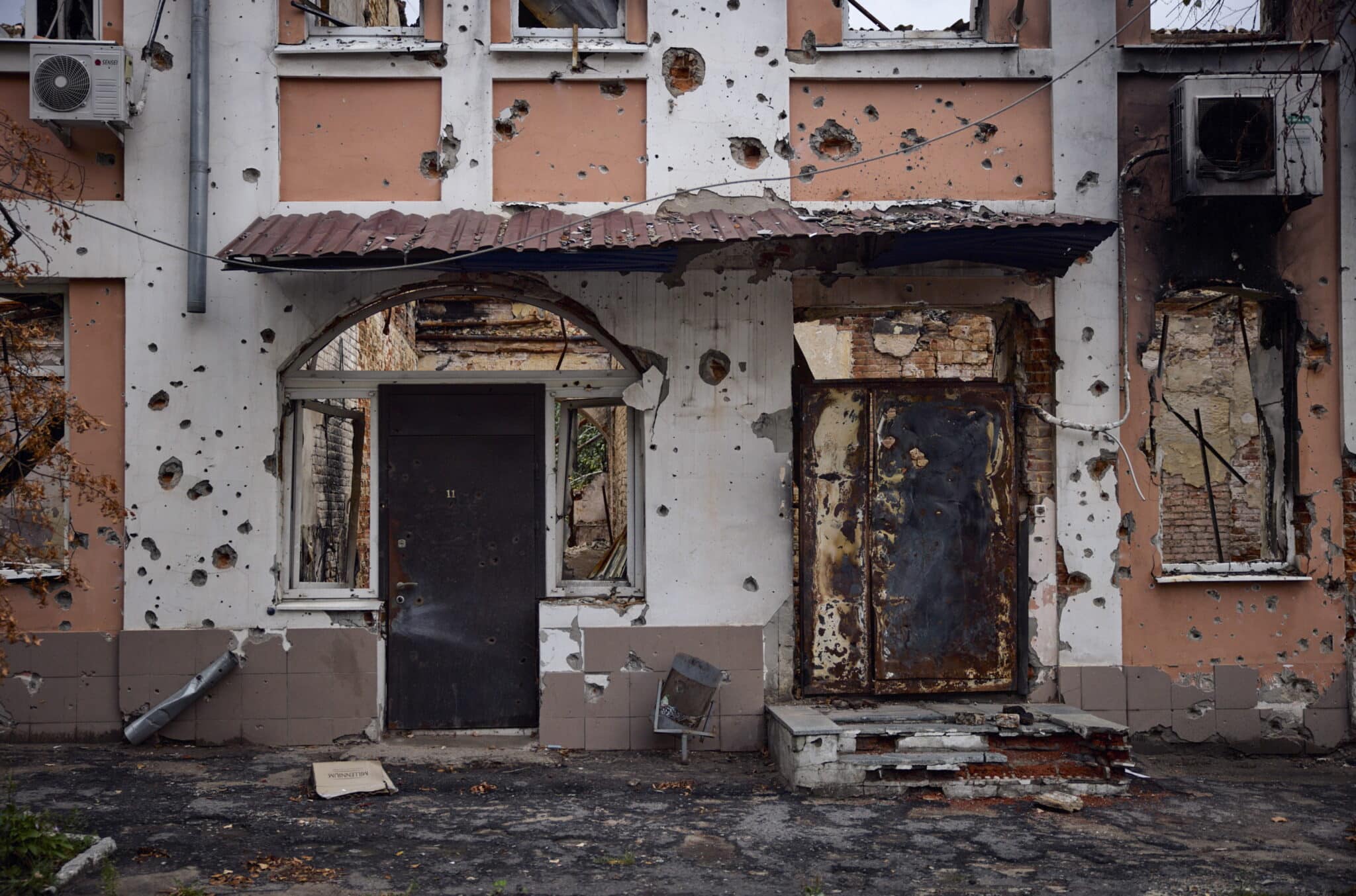 Una fachada dañada en Izium, recién liberada por los ucranianos