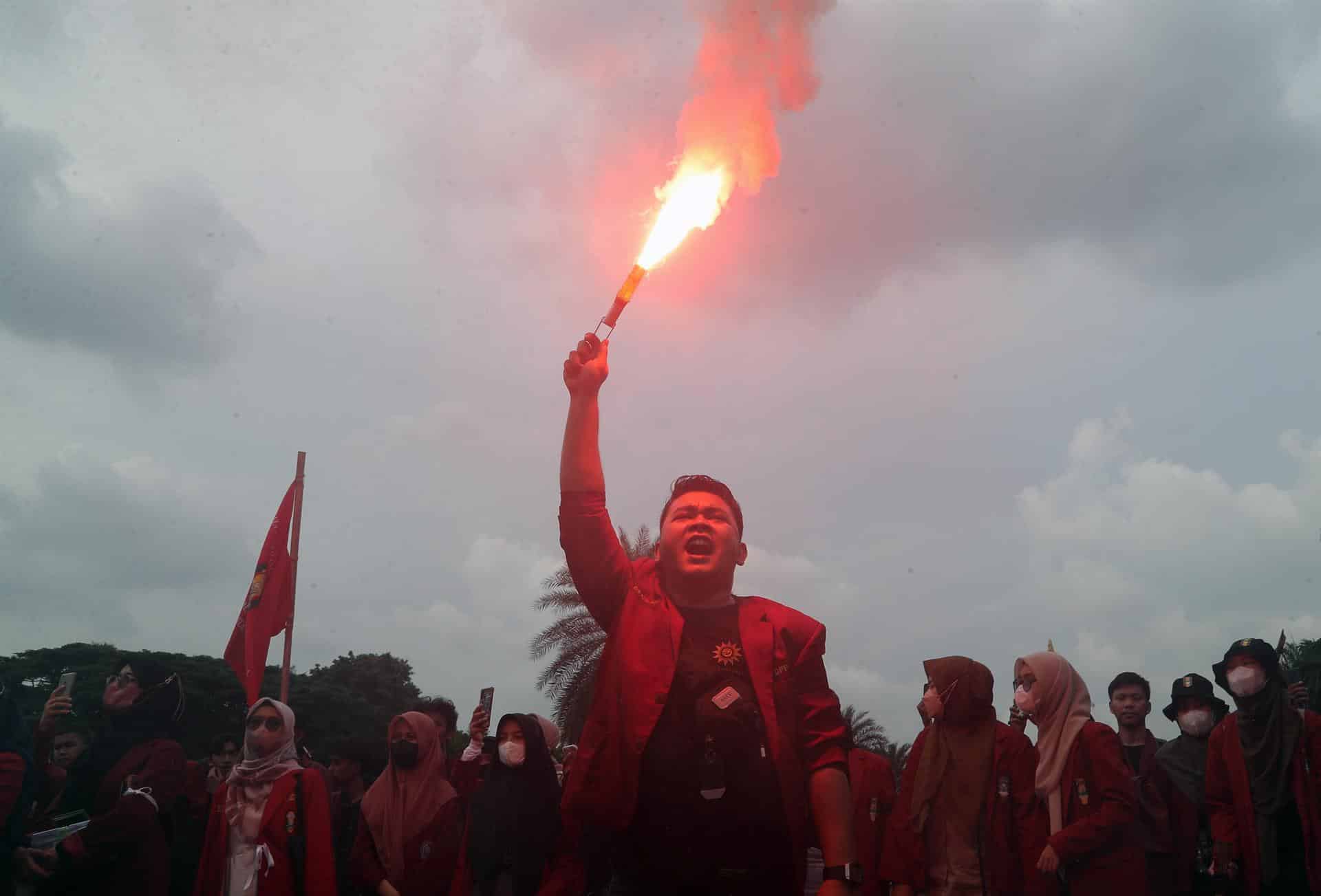 Un estudiante lleva una antorcha en una manifestación contra la subida de los precios del combustible, cerca del Palacio Presidencial en Jakarta, Indonesia.