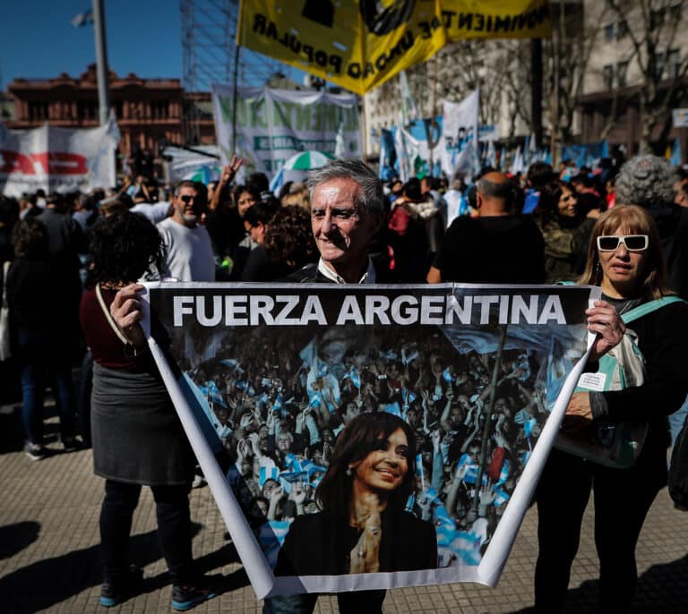 El ataque contra Kirchner, un paso más en la polarización política en Argentina