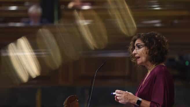El pleno del Congreso decide una situación de emergencia extraordinaria para superar los límites de deuda y déficit La ministra de Hacienda, María Jesús Montero, interviene durante una sesión plenaria en el Congreso de los Diputados.