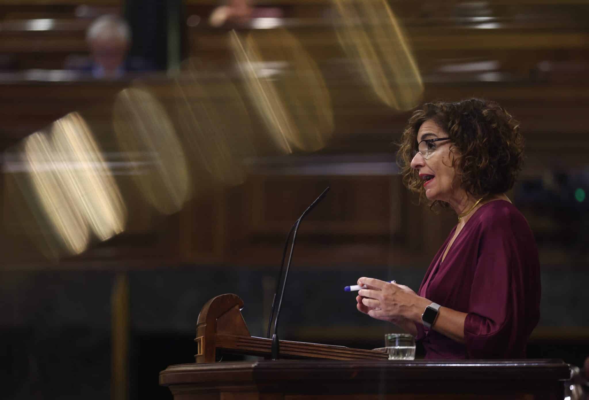 La ministra de Hacienda, María Jesús Montero, interviene durante una sesión plenaria en el Congreso de los Diputados.