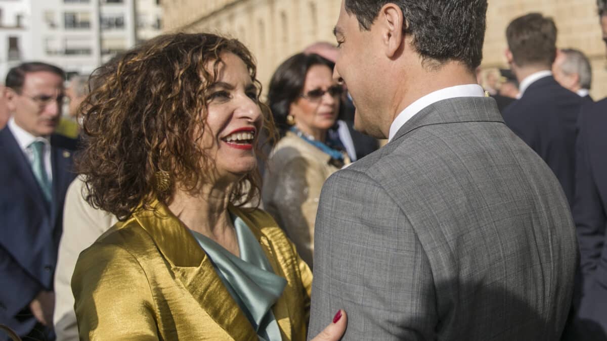 La ministra de Hacienda, María Jesús Montero saluda al presidente de la Junta de Andalucía, Juanma Moreno, en 2020, en un acto con motivo del Día de Andalucía en Sevilla.