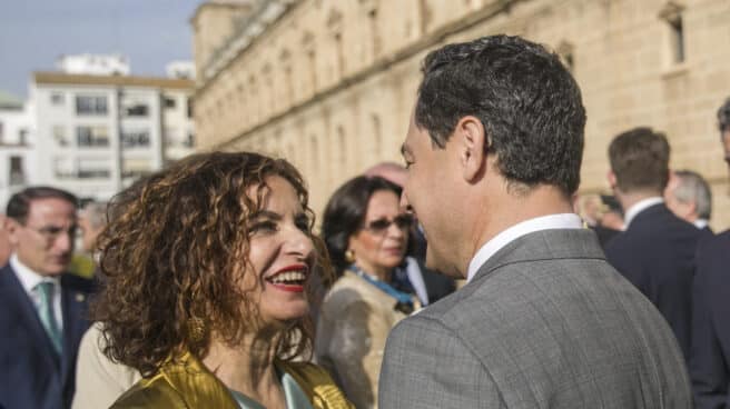 La ministra de Hacienda, María Jesús Montero saluda al presidente de la Junta de Andalucía, Juanma Moreno, en 2020, en un acto con motivo del Día de Andalucía en Sevilla.