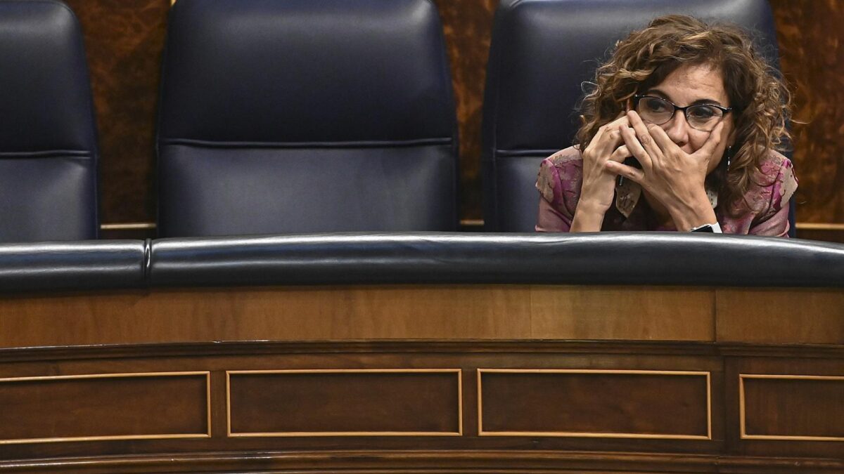 La ministra de Hacienda María Jesús Montero, durante la sesión plenaria de este jueves en el Congreso de los Diputados en Madrid.