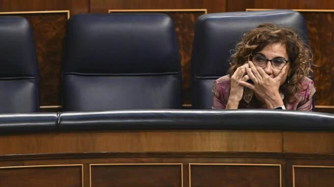 La ministra de Hacienda María Jesús Montero, durante la sesión plenaria de este jueves en el Congreso de los Diputados en Madrid.