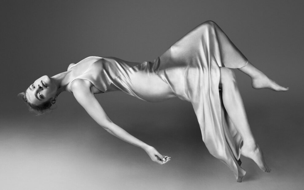 Diseño de Zara x Narciso Rodríguez, vestido en color blanco, disponible en la web de Zara.com
