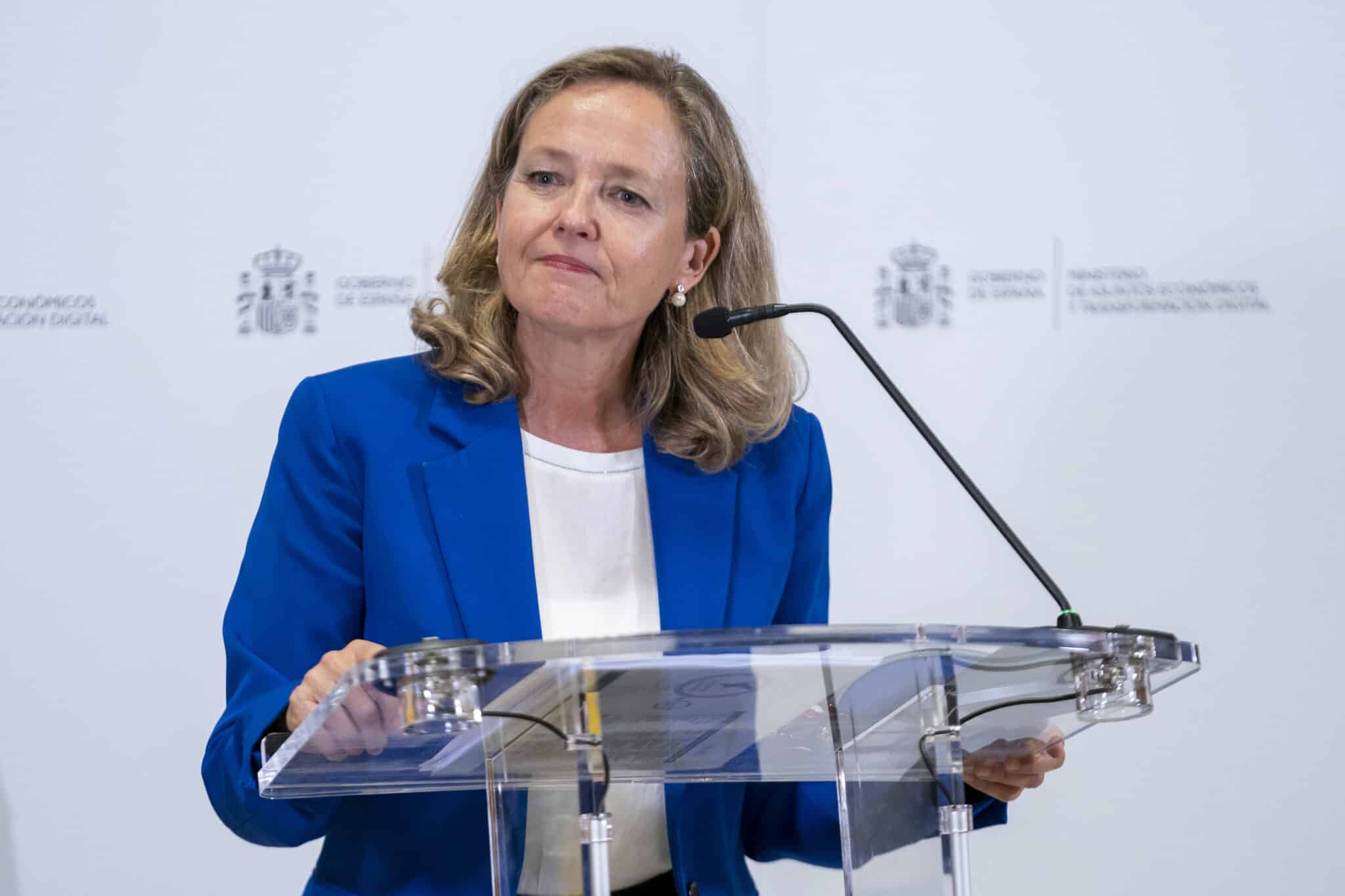 La vicepresidenta primera y ministra de Asuntos Económicos y Transformación Digital, Nadia Calviño, responde a los medios tras una reunión con la Mesa de Diálogo Social para el Plan de Recuperación.