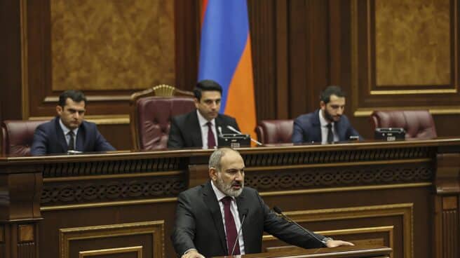 El primer ministro de Armenia, Nikol Pashinyan, interviene ante el parlamento tras la reactivación de la guerra con Azerbaiyán.