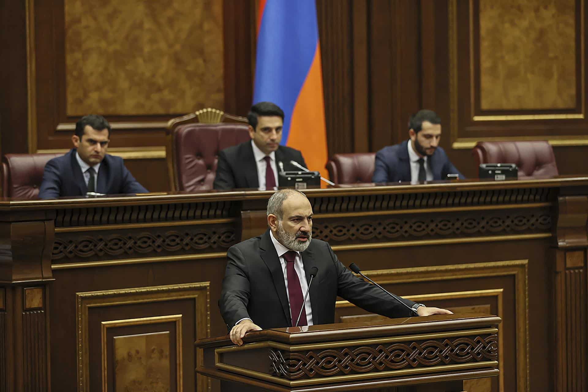 El primer ministro de Armenia, Nikol Pashinyan, interviene ante el parlamento tras la reactivación de la guerra con Azerbaiyán.