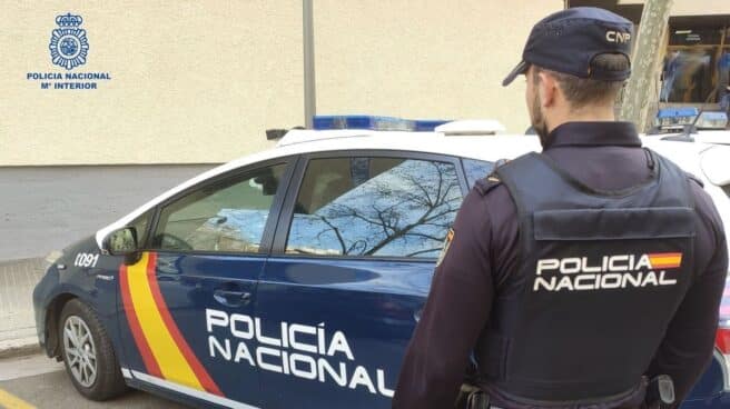 Un agente de la Policía Nacional