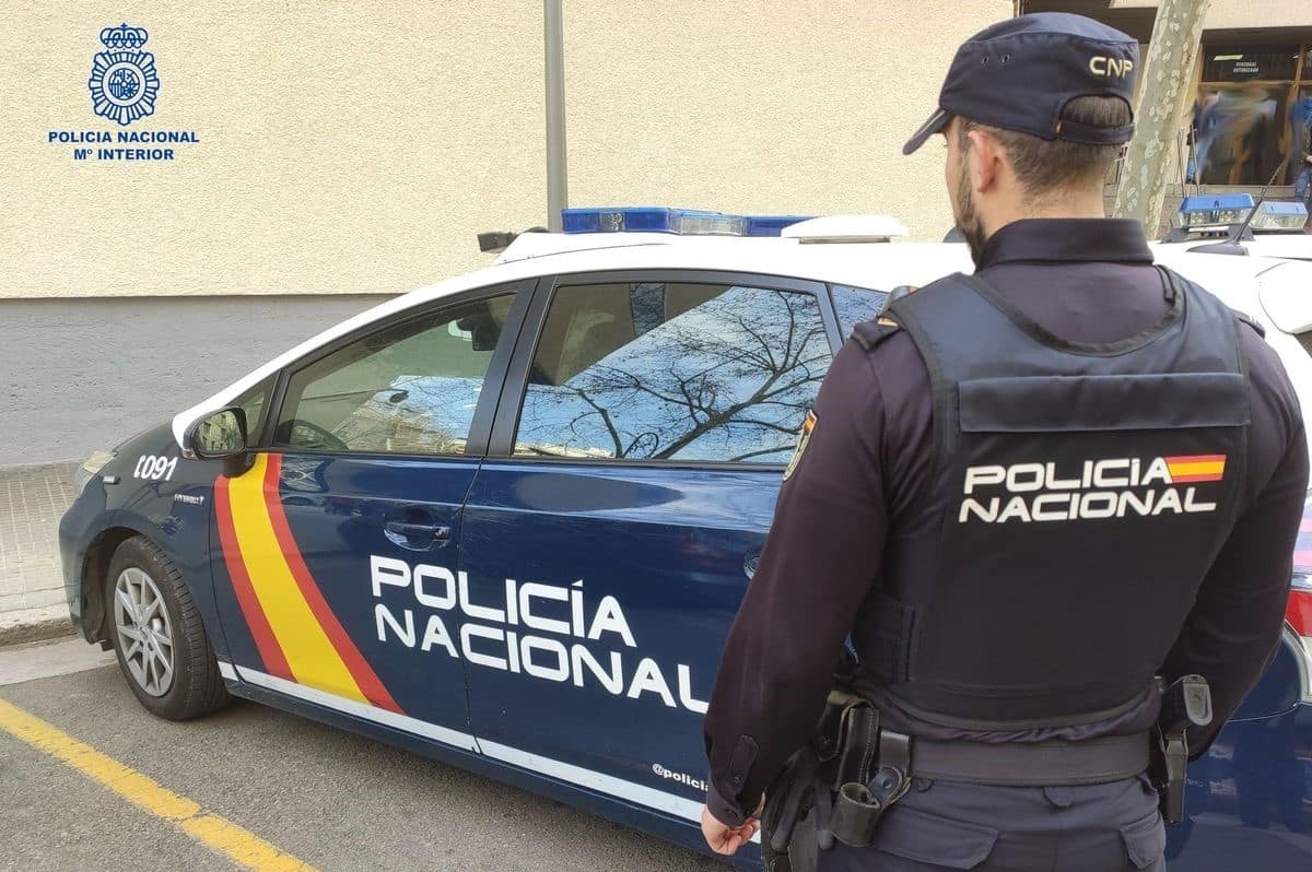 Un agente de la Policía Nacional