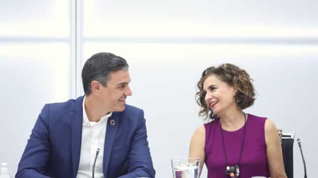 Pedro Sánchez preside la reunión de la nueva Ejecutiva Federal del PSOE El presidente del Gobierno, Pedro Sánchez y la ministra de Hacienda, María Jesús Montero, durante la reunión de la nueva Ejecutiva Federal del PSOE en julio.
