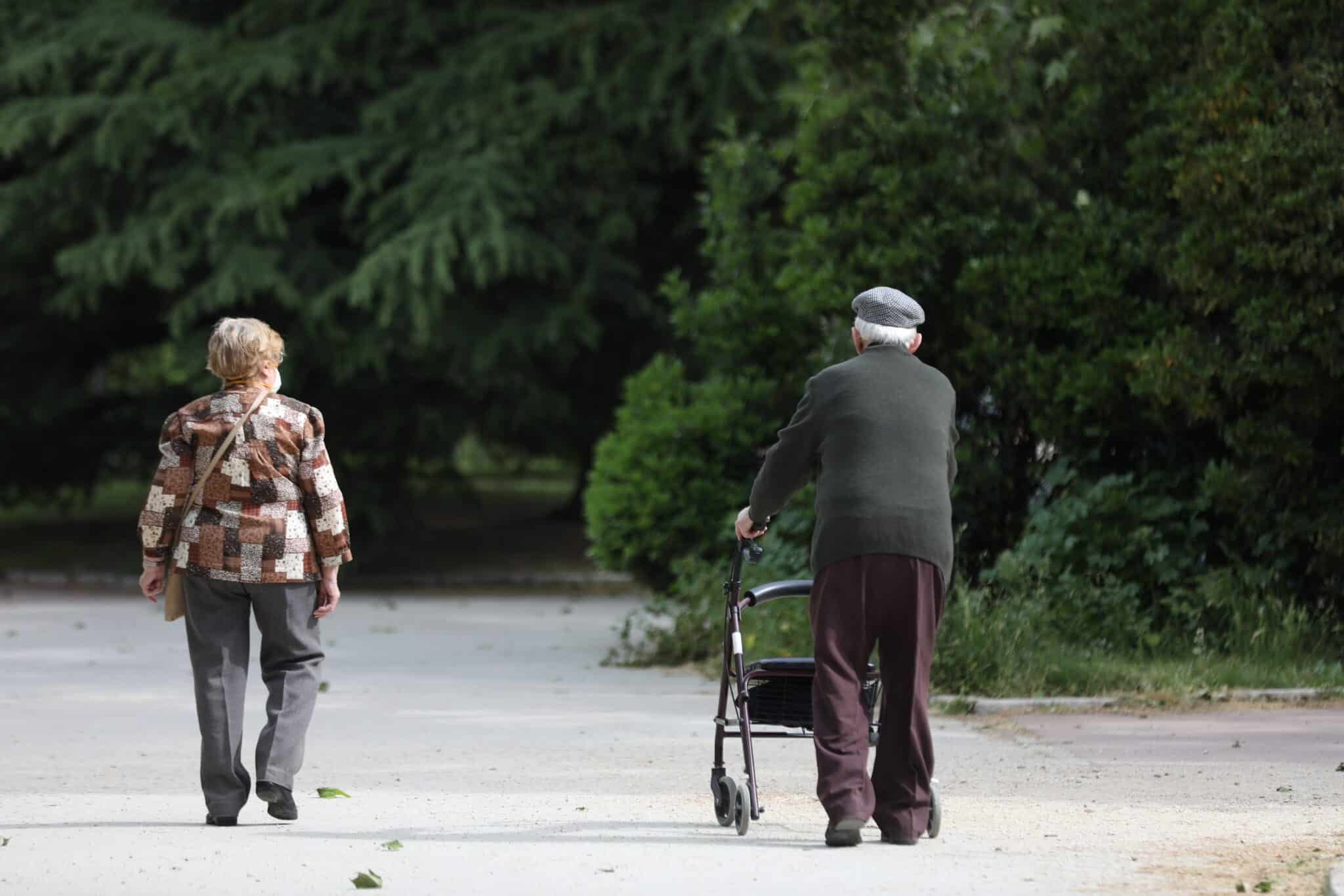 Una mujer y un hombre de avanzada edad pasean en Madrid.