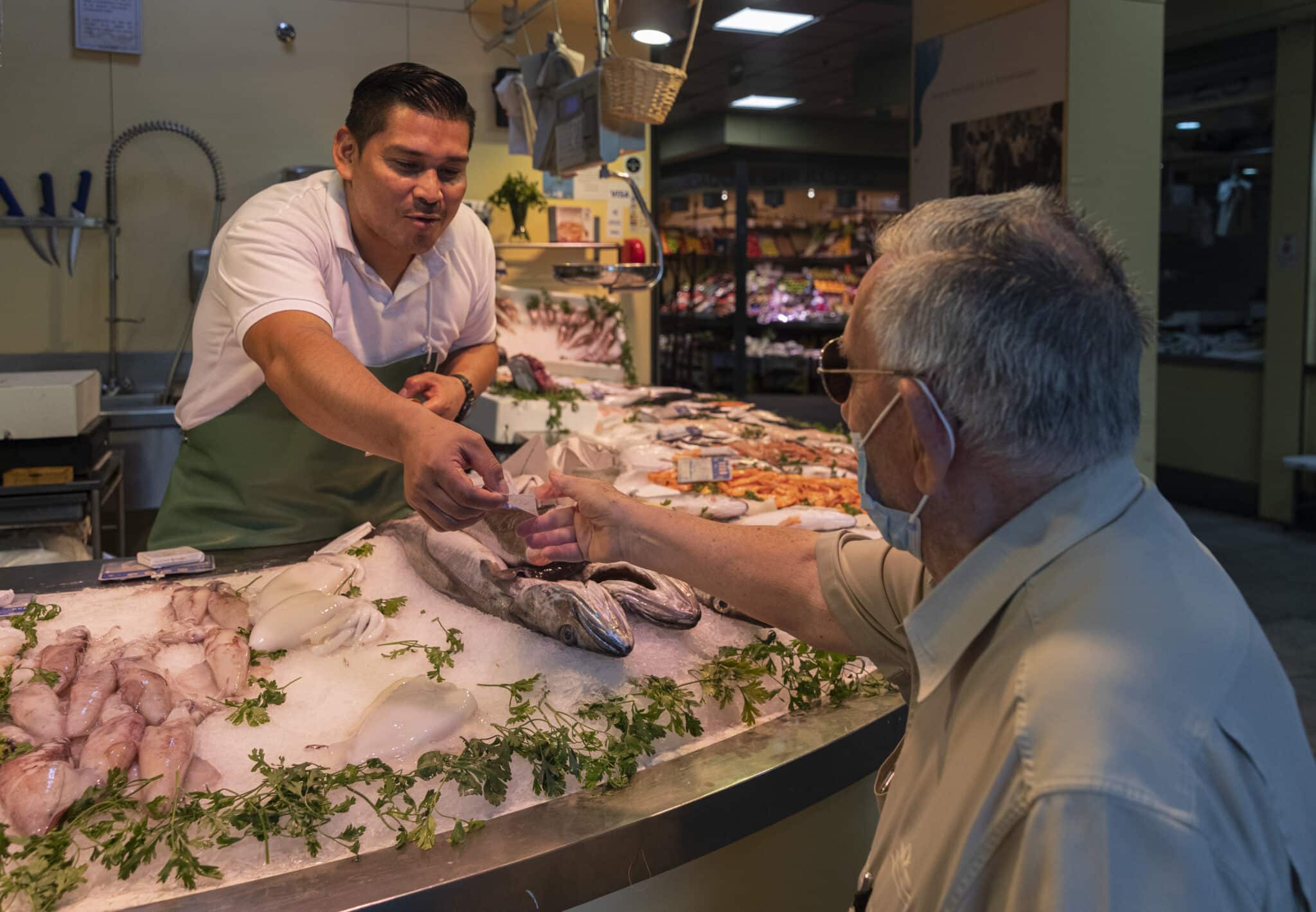 Pescadería en un mercado de abastos de Sevilla.