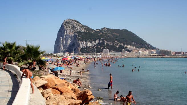 Playa_de_Poniente_(La_Línea_de_la_Concepción)_with_the_Rock_of_Gibraltar_in_the_background