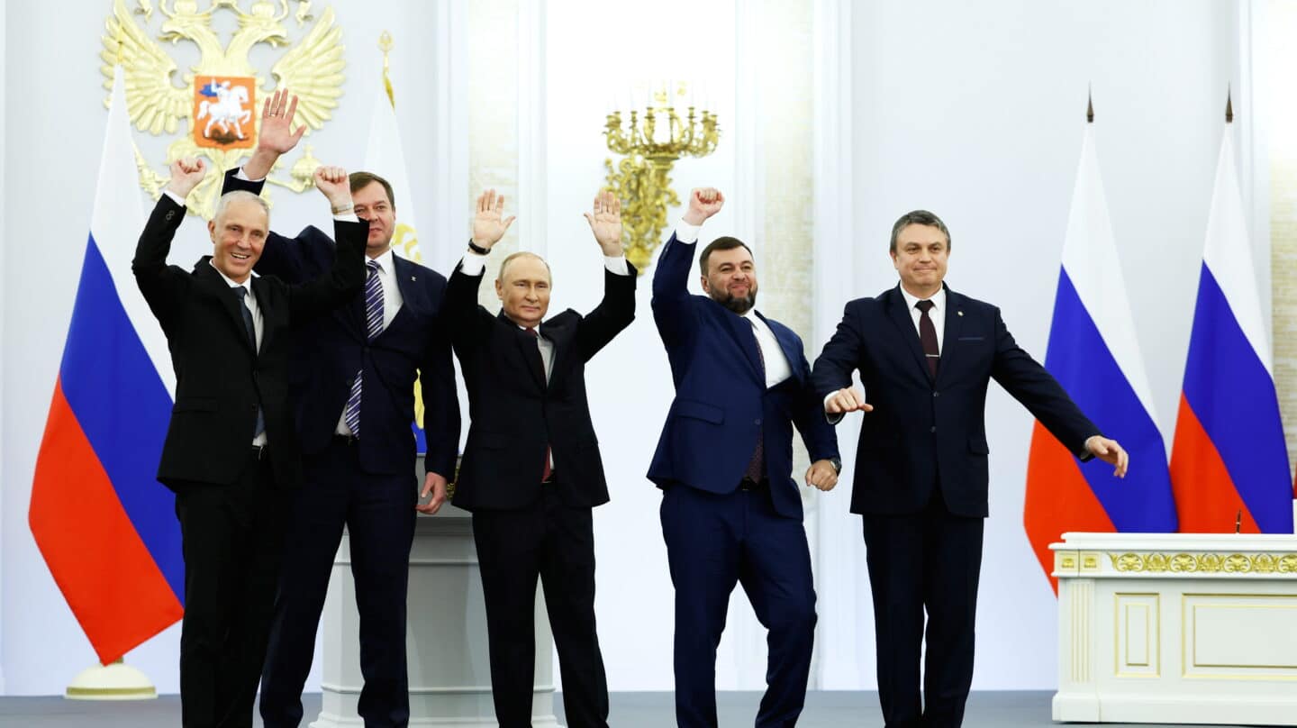 Putin y los líderes títeres de las cuatro regiones ucranianas en el Kremlin