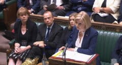 Liz Truss insiste en bajar los impuestos en su estreno contra el laborista Starmer