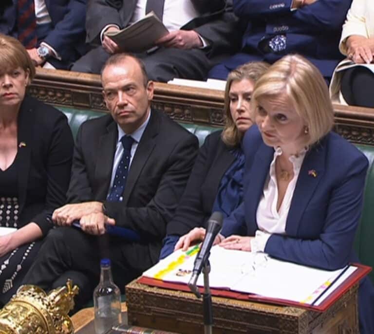 Liz Truss insiste en bajar los impuestos en su estreno contra el laborista Starmer