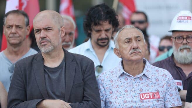 El secretario general de CCOO, Unai Sordo (izq.), y el de UGT, Pepe Álvarez, sostienen una pancarta en una concentración con motivo del fallecimiento de dos trabajadores por el calor, en la Plaza de Cibeles, en Madrid.