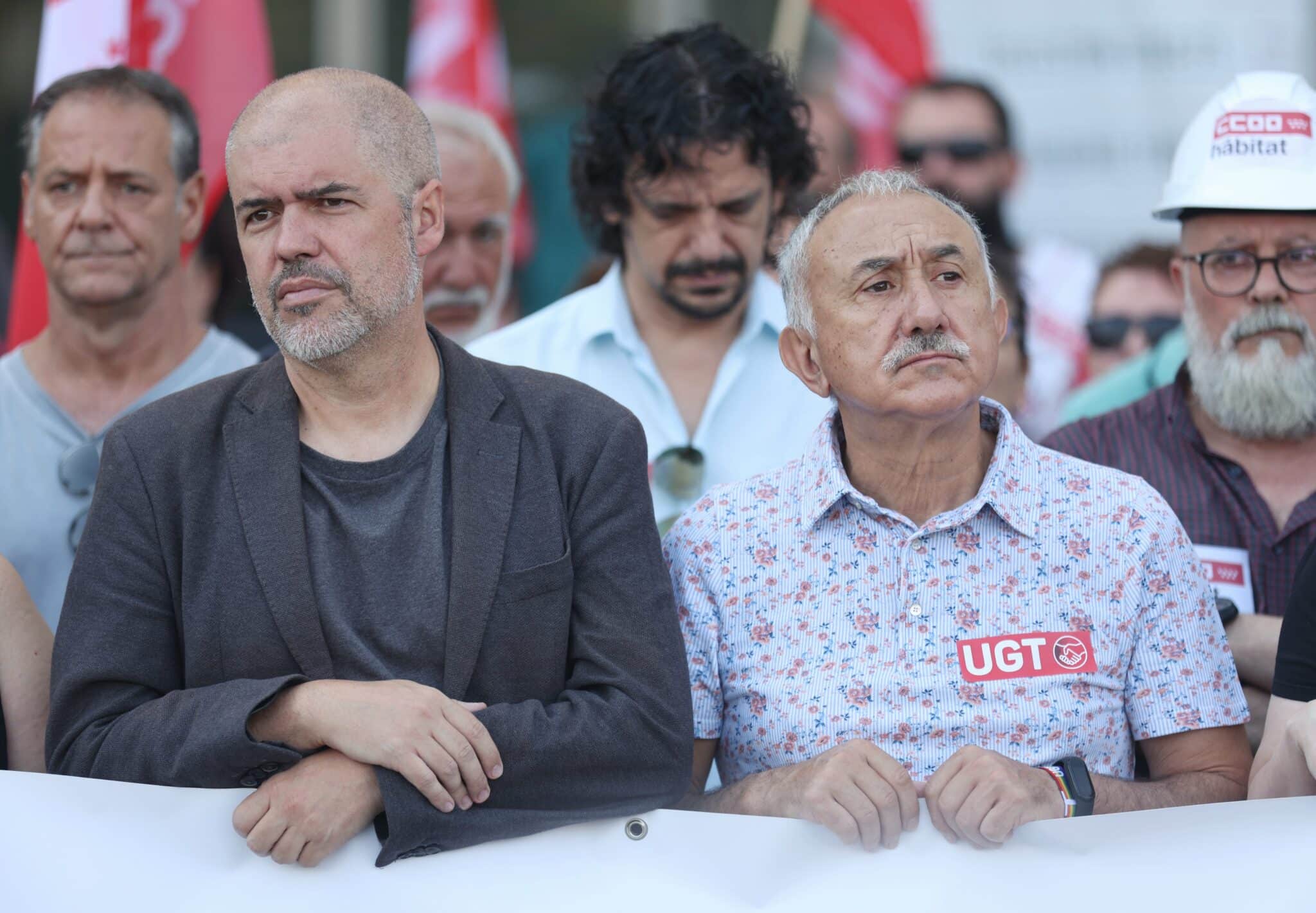 El secretario general de CCOO, Unai Sordo (izq.), y el de UGT, Pepe Álvarez, sostienen una pancarta en una concentración con motivo del fallecimiento de dos trabajadores por el calor, en la Plaza de Cibeles, en Madrid.