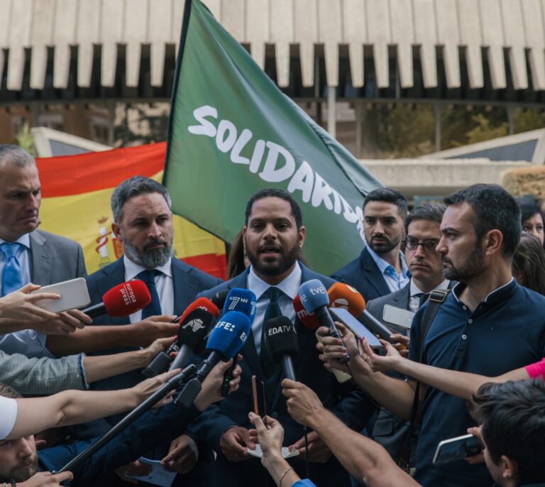 PP, Cs y Vox pugnan por abanderar la batalla de la lengua ante la pasividad del Gobierno