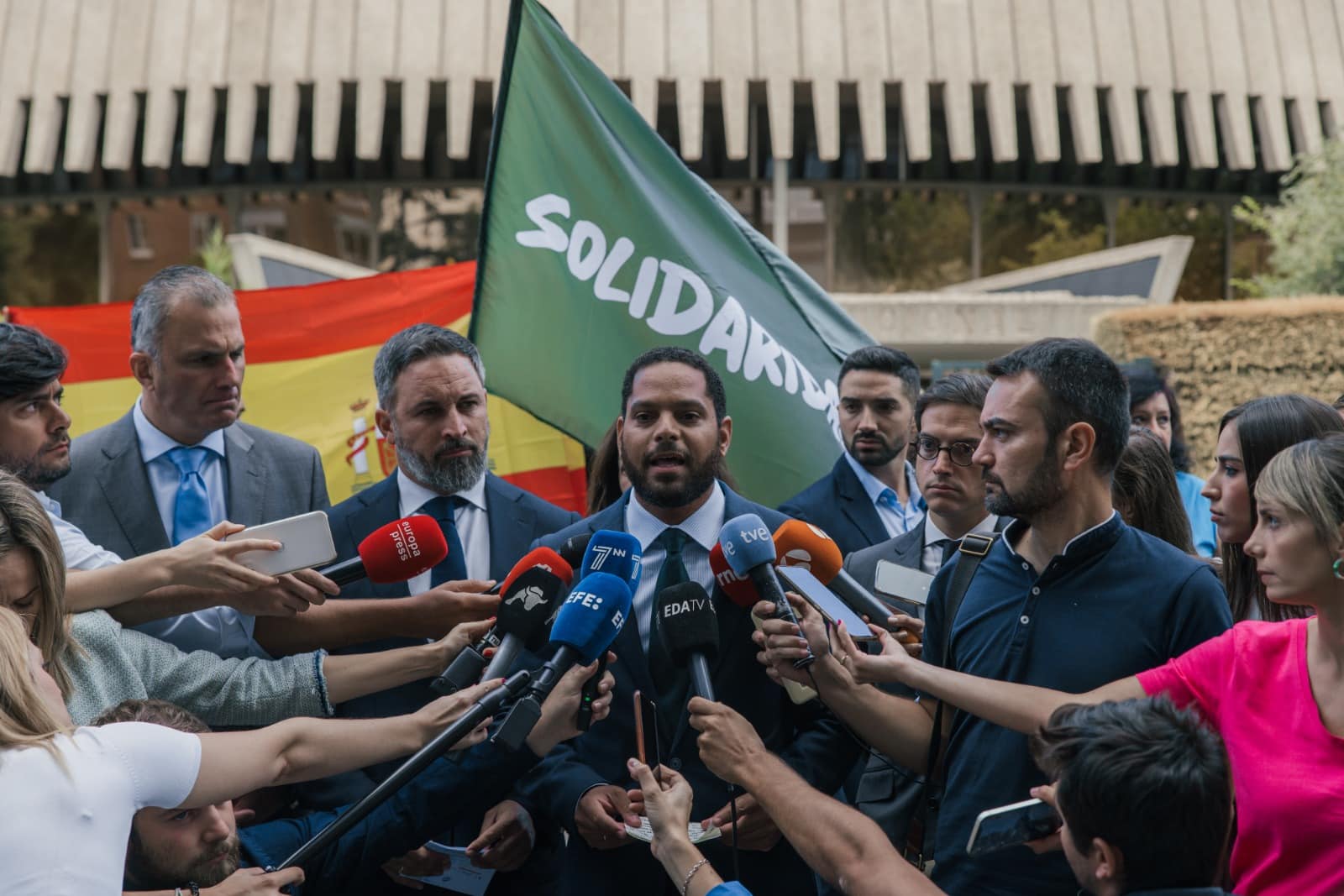 PP, Cs y Vox pugnan por abanderar la batalla de la lengua ante la pasividad del Gobierno