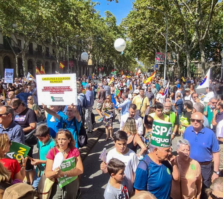 Miles de personas se manifiestan en Barcelona en defensa del castellano en la escuela