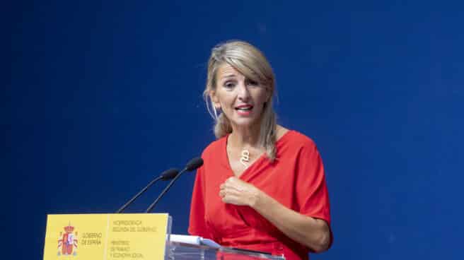 La vicepresidenta segunda y Ministra de Trabajo y Economía Social, Yolanda Díaz, interviene durante una rueda de prensa.