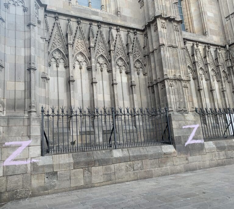 El misterio de las Z en la Catedral: ¿Quiénes son los vándalos pro Putin de Barcelona?