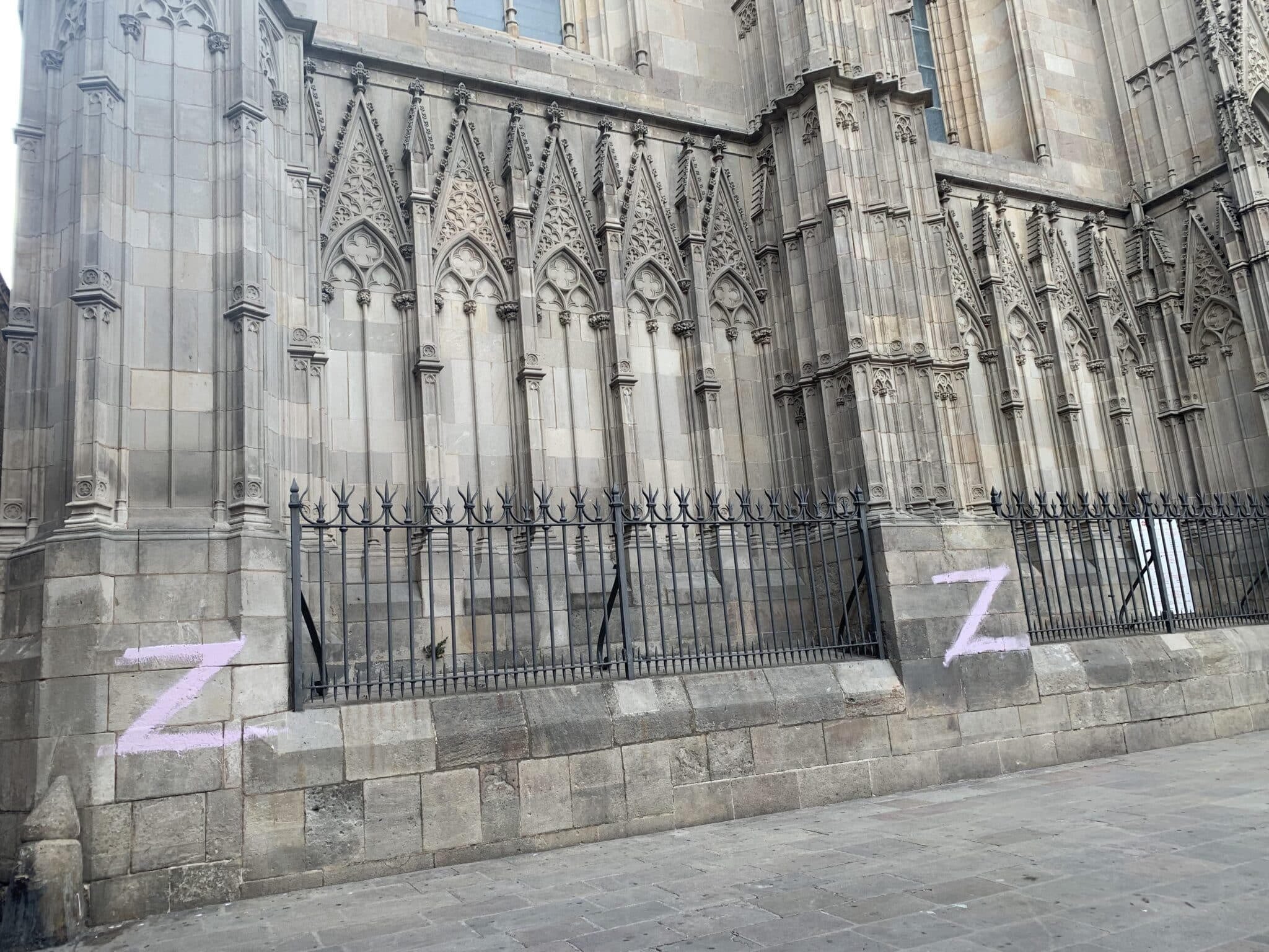 El misterio de las Z en la Catedral: ¿Quiénes son los vándalos pro Putin de Barcelona?