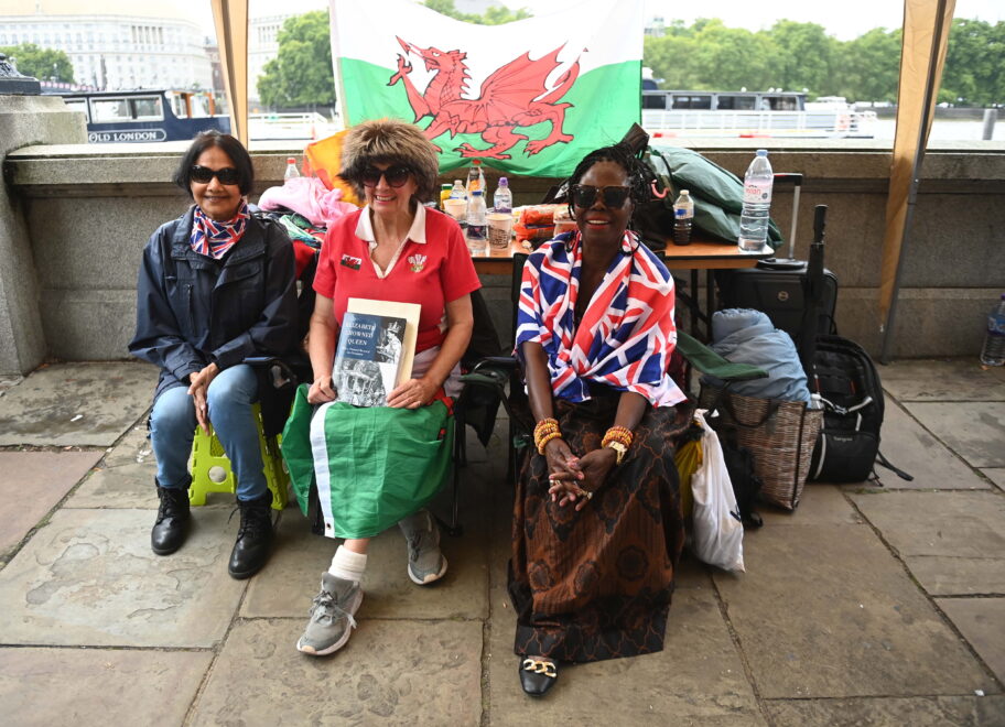 Vanessa Nathakumaran (L), quien fue la primera persona en llegar al lugar designado para hacer cola en Victoria Tower Gardens para el funeral de la reina Isabel II de Gran Bretaña en Londres