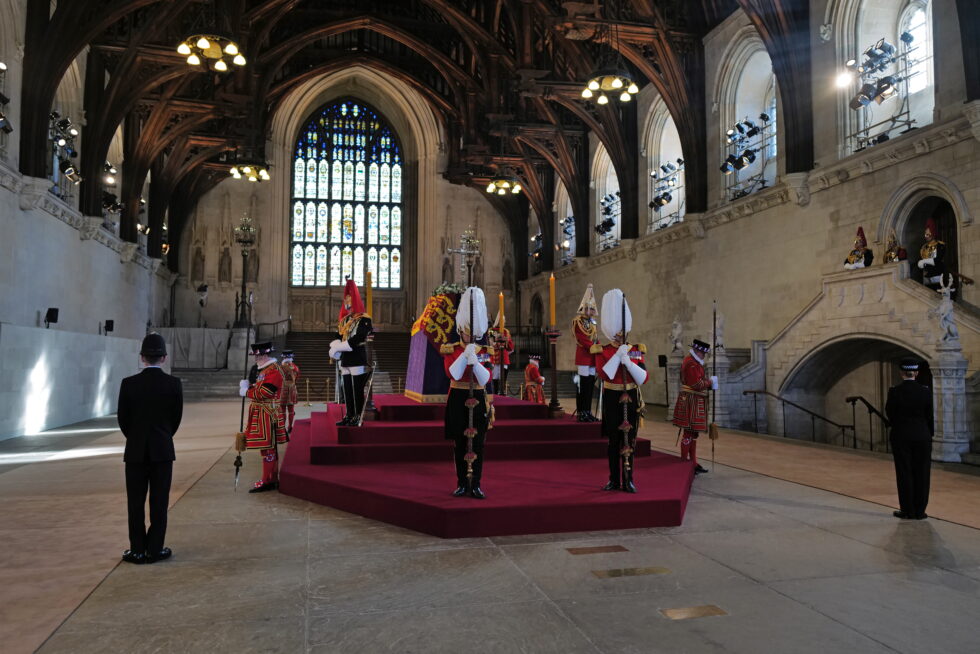El cuerpo de la reina Isabel yace en el Westminster Hall de Londres