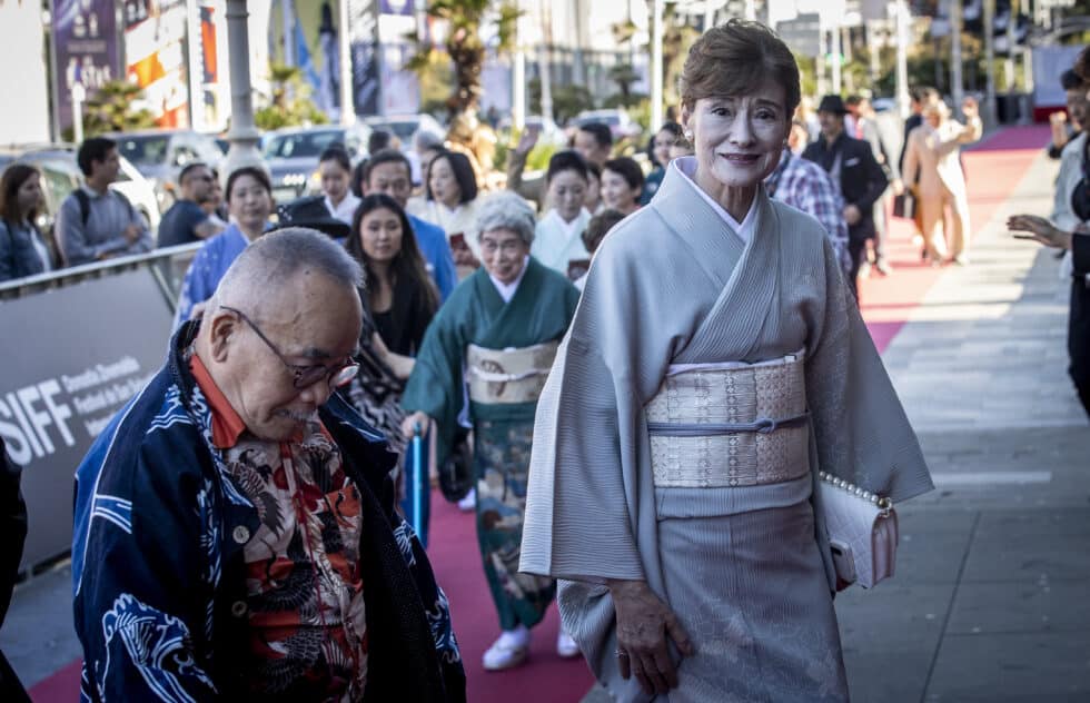 Clientes y allegados del chef Hiroyoshi Ishida y su mujer Tomiko Ishida asisten a la presentación del documental "Mibu. La luna en un plato" en el 70 Festival de San Sebastián. A este mítico establecimiento que no es exactamente un restaurante está dedicado el filme que inaugura este lunes la sección Culinary Cinema del certamen.