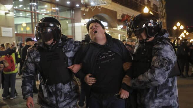 Un manifestante, detenido por policías antidisturbios en Moscú este miércoles.