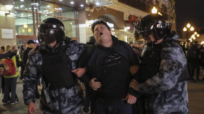 Un manifestante, detenido por policías antidisturbios en Moscú este miércoles. Un manifestante, detenido por policías antidisturbios en Moscú este miércoles.