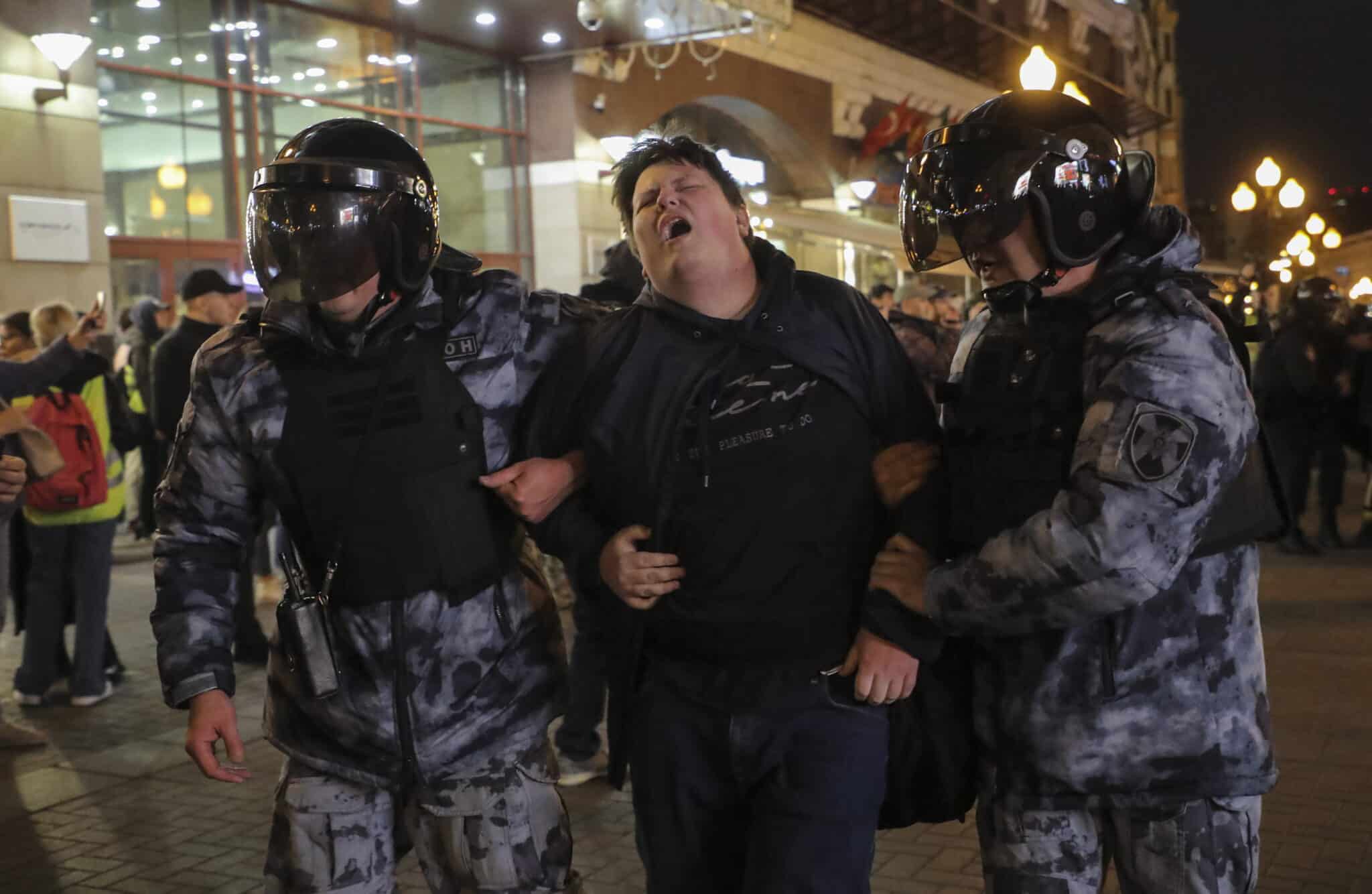 Un manifestante, detenido por policías antidisturbios en Moscú este miércoles.