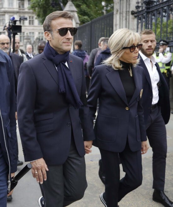 El presidente francés Emmanuel Macron (L) y su esposa Brigitte Macron (R) llegan a Westminster Hall para presentar sus respetos a la difunta Reina Isabel II 