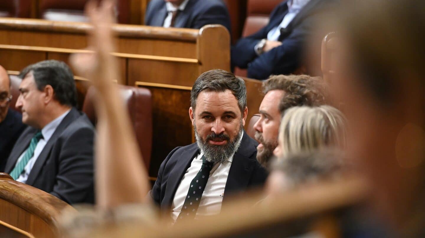 El presidente de Vox, Santiago Abascal, dialoga con el portavoz del partido en el Congreso de los Diputados, Iván Espinosa de los Monteros, durante la última sesión de control al Gobierno