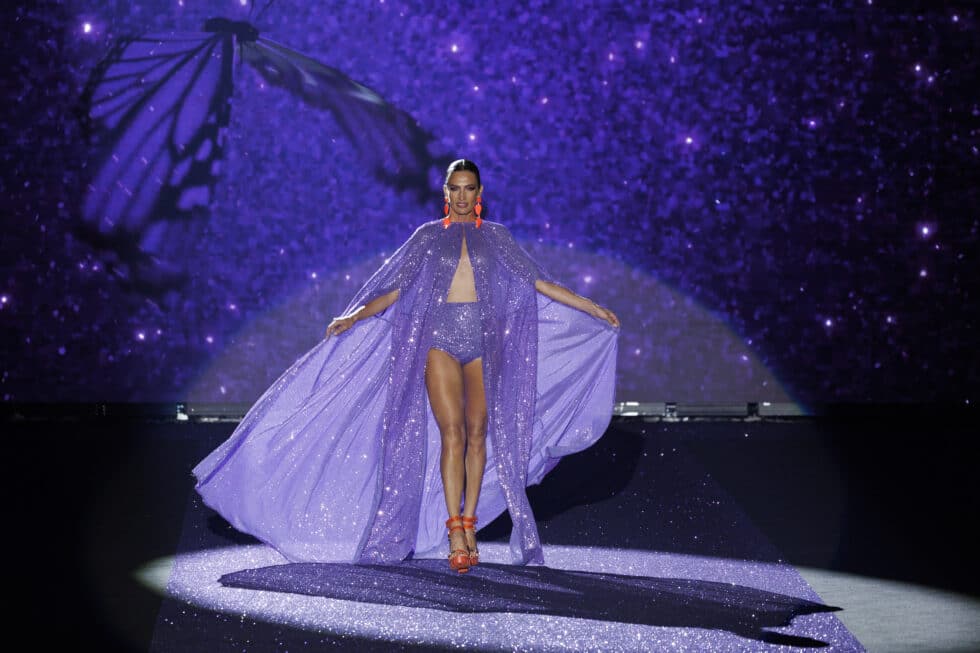 La modelo Nieves Álvarez, luce una creación de la colección primavera-verano 2023 de la diseñadora Lola Casademunt by Maite, durante la 76ª edición de la pasarela Mercedes Benz Fashion Week Madrid, este sábado en Madrid