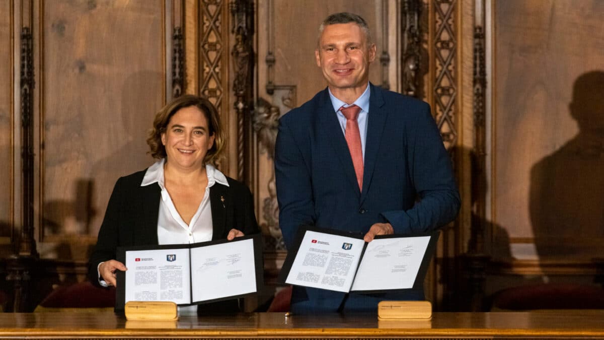 La alcaldesa de Barcelona, Ada Colau, y el alcalde de Kiev, Vitali Klitschko, tras firmar un acuerdo de colaboración entre ambas ciudades en el Ayuntamiento de la capital catalana